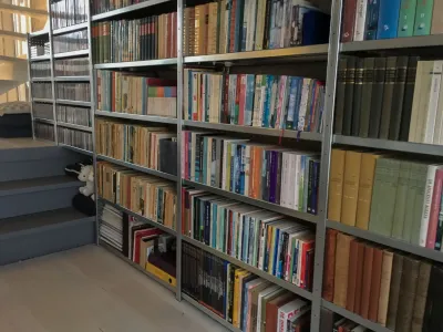 Boekenkast verspringend in hoogte met sterke legborden voor zware boeken.