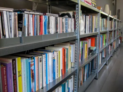 Lage boekenkast met vier legborden voor opslag van boeken, cd's en dvd's.